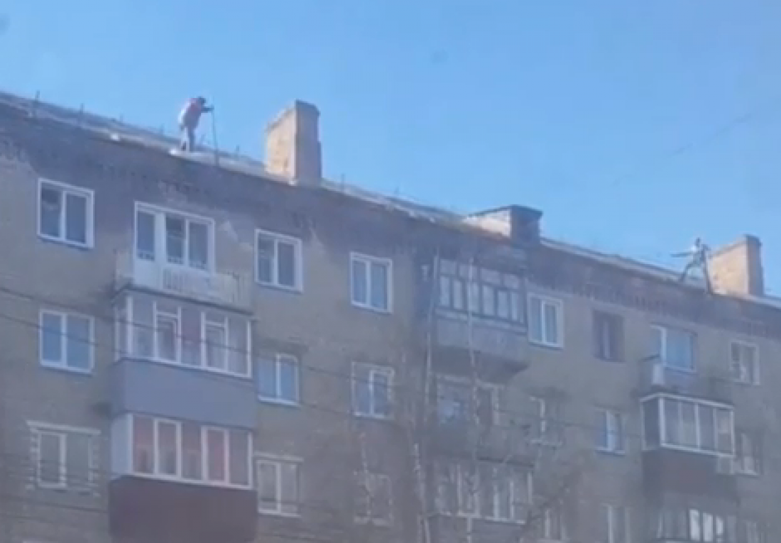 В Пензе ледяные глыбы с крыши пятиэтажки роняли на прохожих. Видео