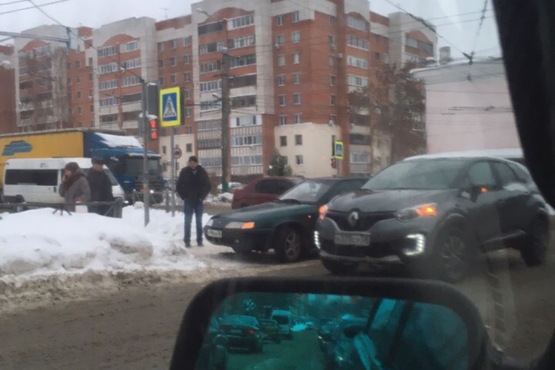 На Южной поляне в Пензе автомобили столкнулись на «зебре»