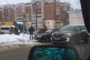 На Южной поляне в Пензе автомобили столкнулись на «зебре»