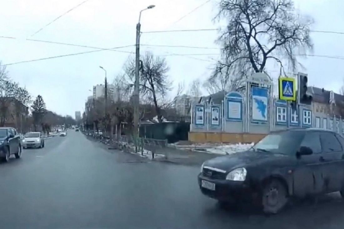 На видео попал момент ДТП на перекрестке улиц Калинина и Свердлова в Пензе