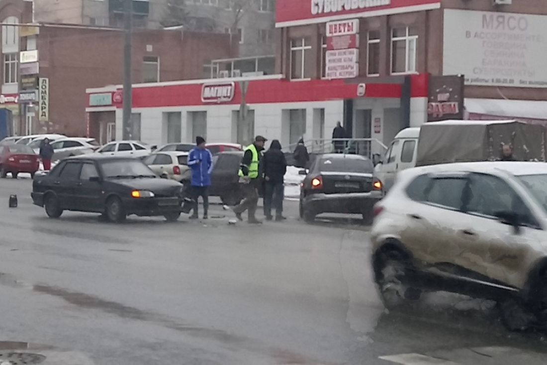 В центре Пензы в результате ДТП легковушки перекрыли две полосы проезжей части