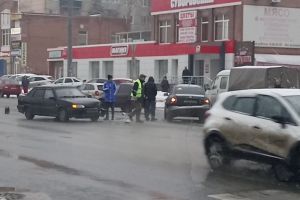 В центре Пензы в результате ДТП легковушки перекрыли две полосы проезжей части