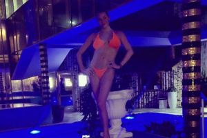 Анастасия Волочкова продемонстрировала очередной шпагат в ярком купальнике