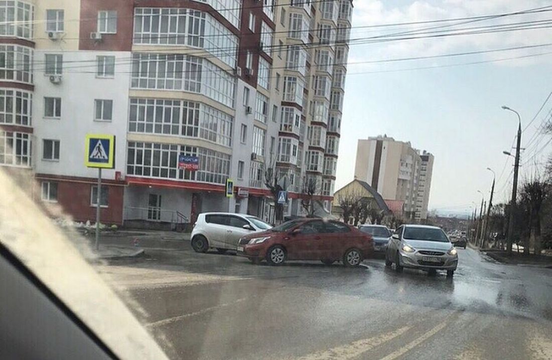 «Там что-то непонятное». В пензенских соцсетях сообщили об аварии на перекрестке Чкалова и Куйбышева