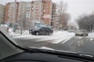 «Занесло!». В Пензе иномарка влетела в забор