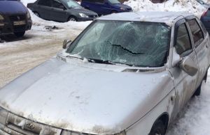 В пензенском районе Шуист упавшим снегом покорежило автомобиль. Фото