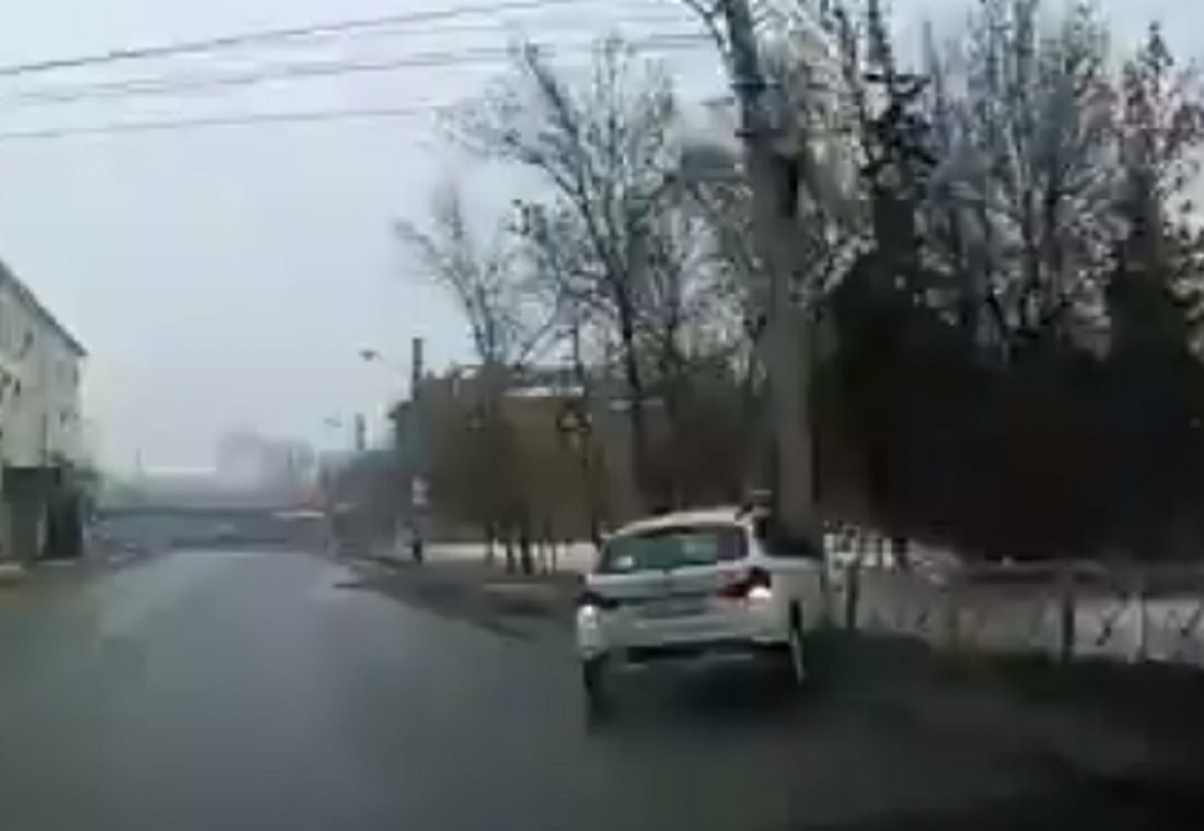 В Пензе автомобиль спровоцировал ДТП и влетел в ограждения. Видео аварии