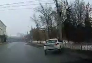 В Пензе автомобиль спровоцировал ДТП и влетел в ограждения. Видео аварии