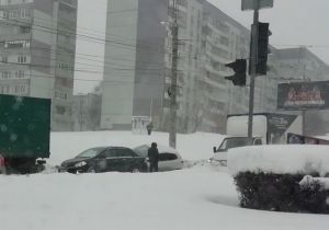 В дальнем Арбекове машина врезалась в иномарку и наехала на сугроб