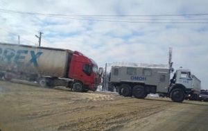 Под Пензой машина ОМОНа вытянула застрявшую фуру