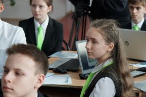 Пензенским школьникам вручили флеш-карты