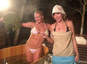 Волочкова показала, как парилась с Собчак у себя дома