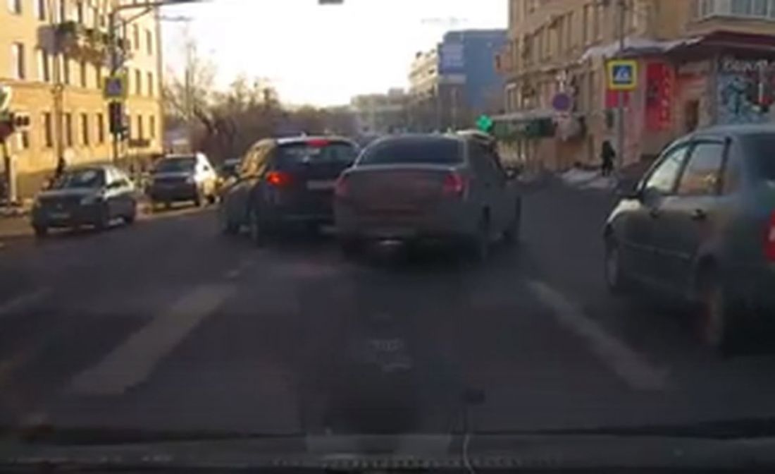 Пензенский водитель «на понтах» устроил хаос на перекрестке. Видео