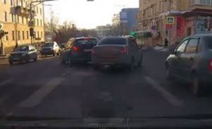 Пензенский водитель «на понтах» устроил хаос на перекрестке. Видео