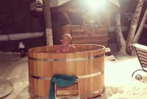 Анастасия Волочкова забралась в бочку со льдом и провела оттуда репортаж