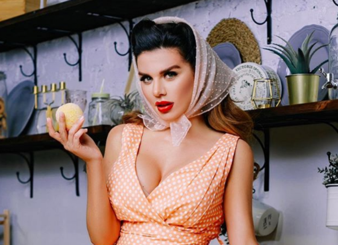 Анна Седокова выложила «вкусное» фото в чулках и с открытой грудью
