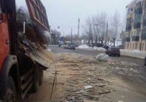 Появилось фото грузовика, у которого прорвало борт