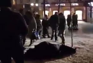 «Предположительно, перелом позвоночника». В Пензе на Московской упал мужчина. Видео