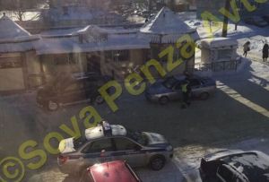 На видео попал момент задержания в Пензе пьяного водителя внедорожника