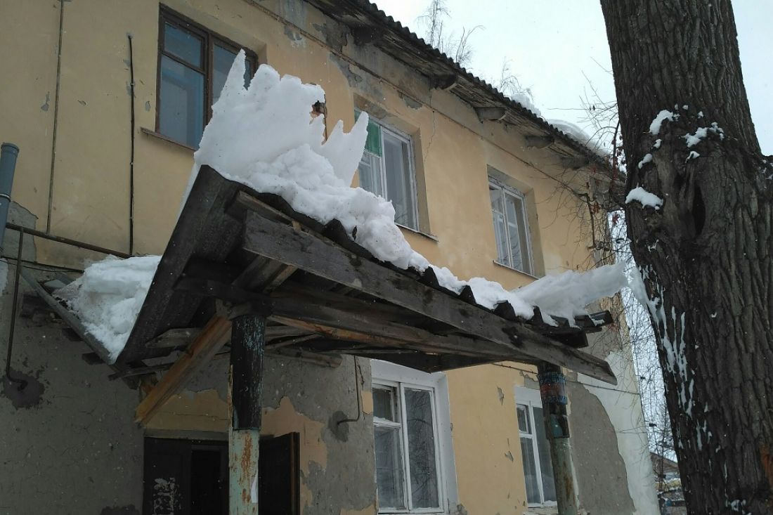 В Пензе обрушился козырек подъезда двухэтажки