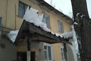 В Пензе обрушился козырек подъезда двухэтажки