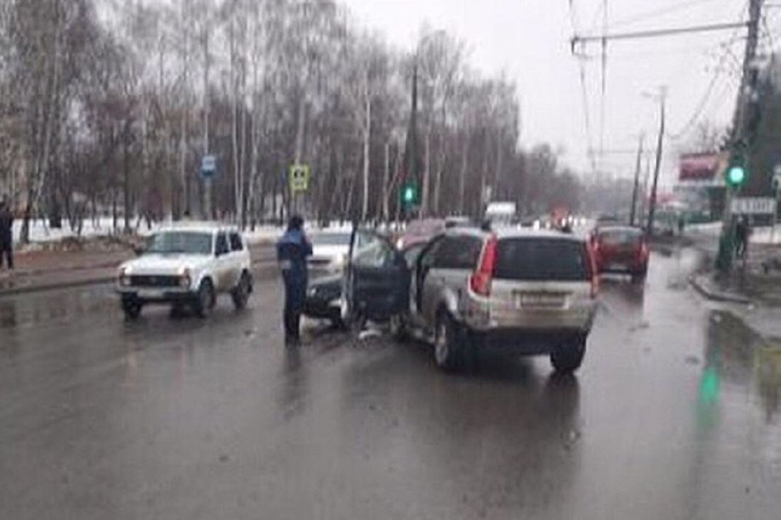 В результате ДТП на Западной поляне в Пензе две легковушки частично перекрыли дорогу