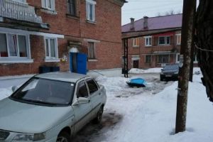 «Жители в шоке». В райцентре Пензенской области у подъездов дома обрушились козырьки