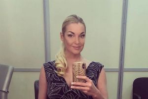 «Светлым людям посылаются блага». Анастасия Волочкова пришла в брюках к храму