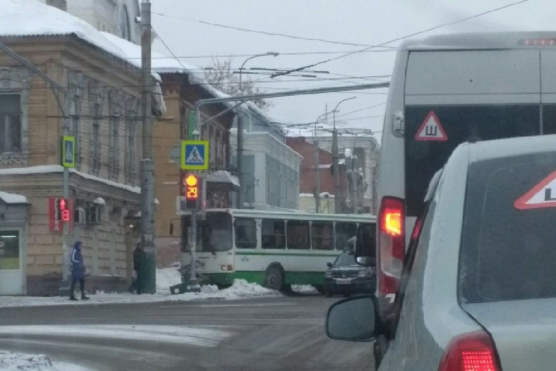 Пассажирский автобус на тротуаре, ограбление женщины и массовое ДТП: новости Пензы за 10 февраля