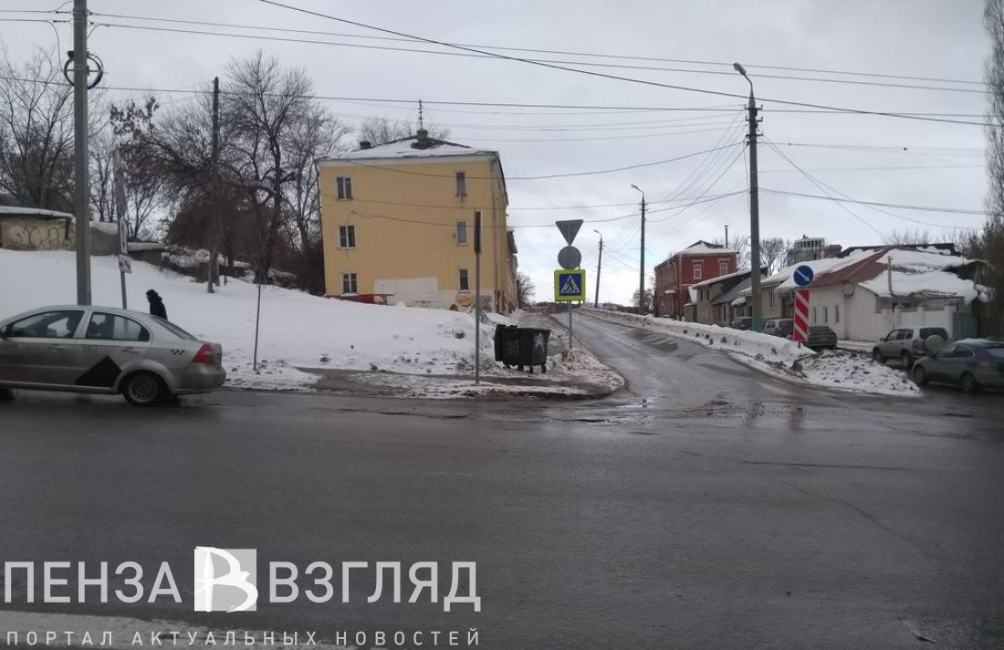 На улицу Володарского в Пензе выбрасывает разные предметы. Фото