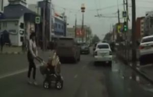 Жительница Пензы везла ребенка в коляске наперерез потоку машин. Видео