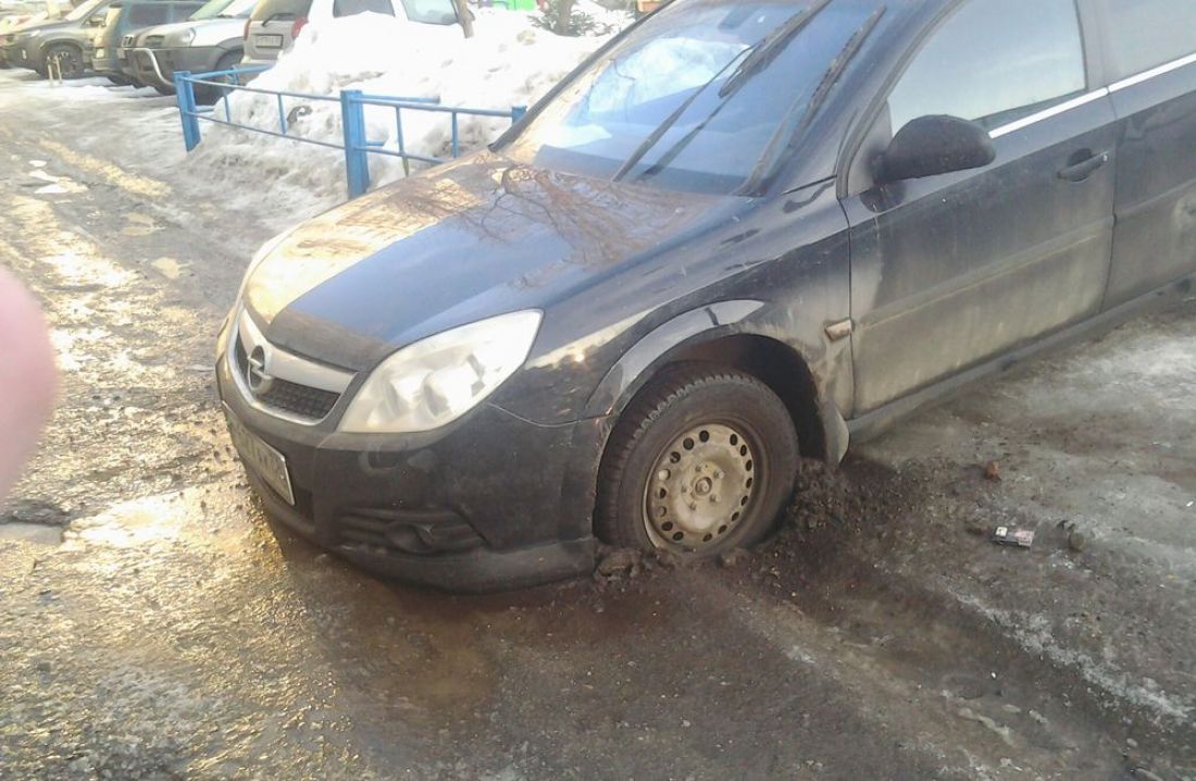 В Пензе выезжавший из двора автомобиль провалился под асфальт. Фото
