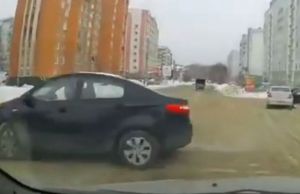 Пензенский водитель почти протаранил развернувшегося коллегу. Видео
