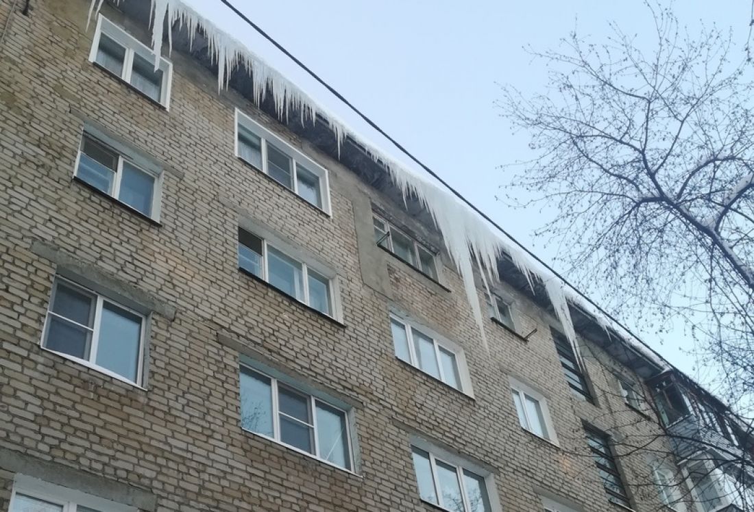 В Пензе крупные сосульки свисают с крыш над пешеходными дорожками и пугают горожан