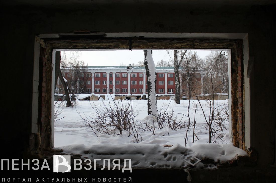 «Дом-зомби» угрожает живым: аварийное здание на улице 9 Января может рухнуть, не дождавшись расселения