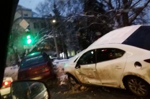 В Пензе на улице Ленина две машины улетели на обочину