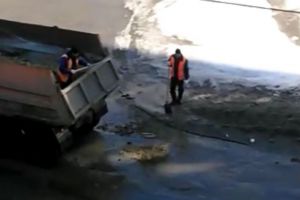 «Нанотехнологии». В Кузнецке щебень закладывают прямо в лужи