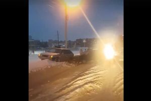 Появилось видео ДТП с заехавшей в сугроб «восьмеркой»