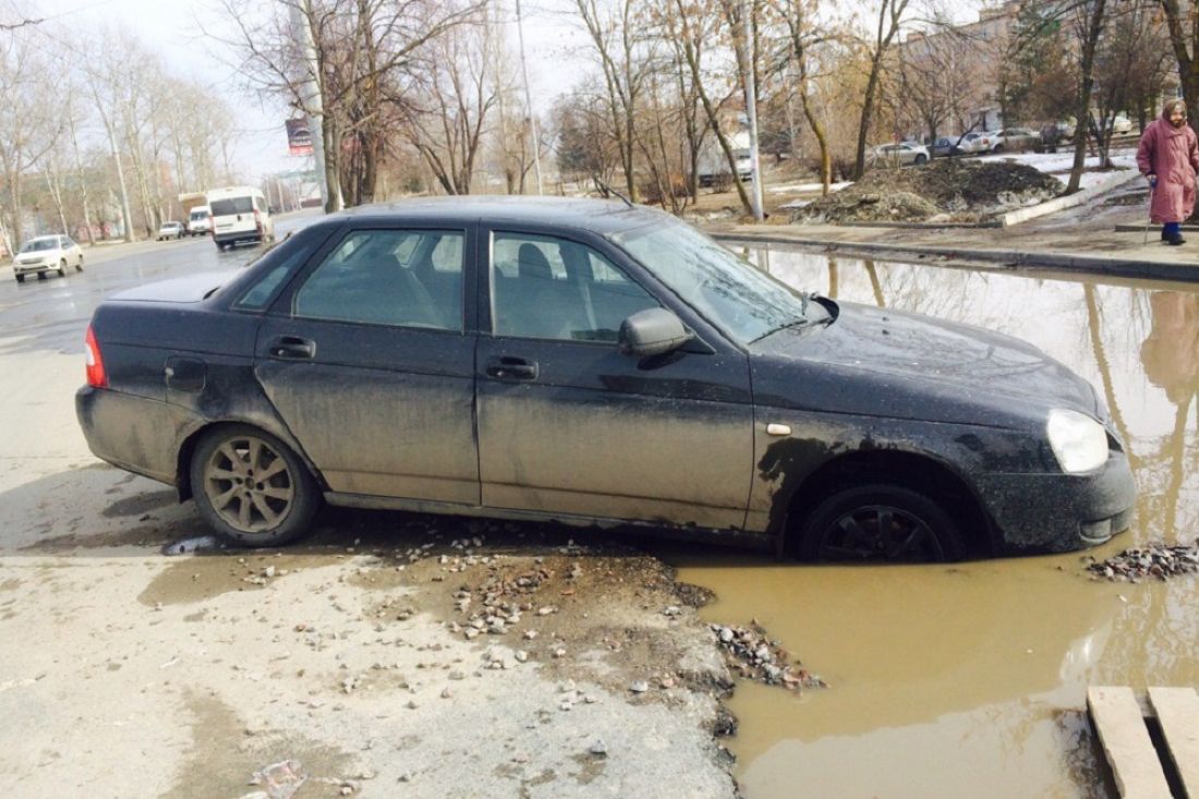 «А вы зачем в лужу сели?». В Пензе «Priora» провалилась в дорожную яму