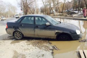 «А вы зачем в лужу сели?». В Пензе «Priora» провалилась в дорожную яму